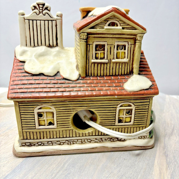 Christmas Village-Lefton China Trader Tom's General Store Lighted House - Picture 2 of 4